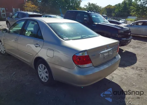 2005 Toyota Camry Le z USA, uszkodzony, nr VIN 4T1BE32K65U426409